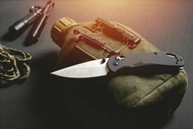 Paslanmaz çelik bıçaklı ve G10 saplı katlanmış bıçak. Erkekler için EDC.