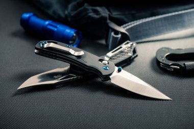 Paslanmaz çelik bıçaklı ve G10 saplı katlanmış bıçak. Erkekler için EDC.