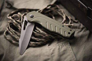 Gri kaplama ve yeşil G10 saplı paslanmaz çelik bıçaklı katlanmış bıçak..