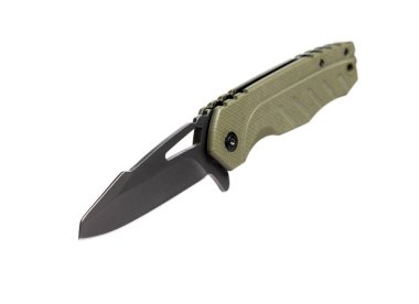 Gri kaplamalı paslanmaz çelik bıçaklı katlanabilir bıçak ve beyaz arka planda izole edilmiş yeşil G10 kabzalı.