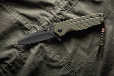 Gri kaplama ve yeşil G10 saplı paslanmaz çelik bıçaklı katlanmış bıçak..