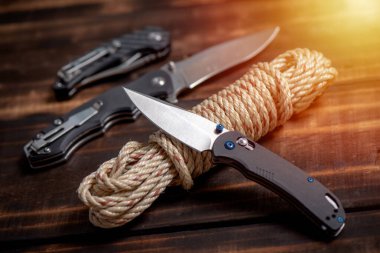 Paslanmaz çelik bıçaklı ve siyah G10 saplı katlanmış bıçak..