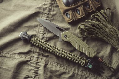 Gri kaplama ve yeşil G10 saplı paslanmaz çelik bıçaklı katlanmış bıçak..