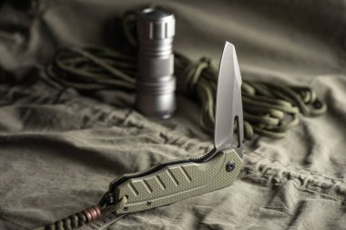 Gri kaplama ve yeşil G10 saplı paslanmaz çelik bıçaklı katlanmış bıçak..