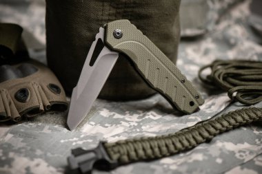 Gri kaplama ve yeşil G10 saplı paslanmaz çelik bıçaklı katlanmış bıçak..