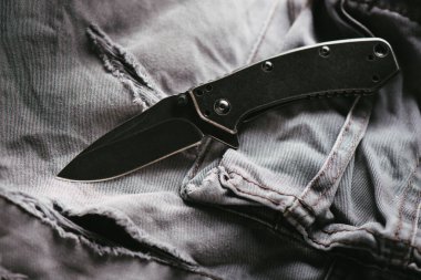 Katlanan bıçak, her gün erkekler için taşır..