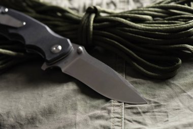 Paslanmaz çelik bıçaklı ve siyah G10 saplı katlanmış bıçak..