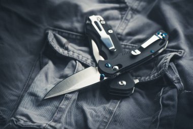 Katlanan bıçak, her gün erkekler için taşır..