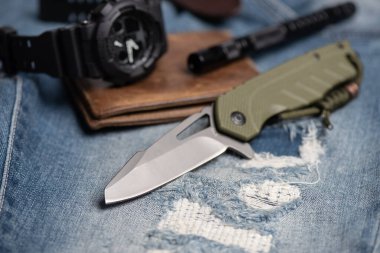 Gri kaplama ve yeşil G10 saplı paslanmaz çelik bıçaklı katlanmış bıçak. Açılmış katlama bıçağı.