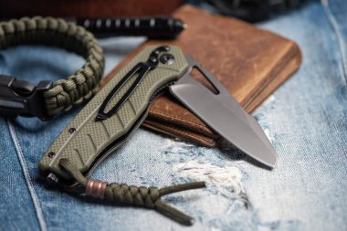 Gri kaplama ve yeşil G10 saplı paslanmaz çelik bıçaklı katlanmış bıçak. Açılmış katlama bıçağı.