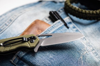 Gri kaplama ve yeşil G10 saplı paslanmaz çelik bıçaklı katlanmış bıçak. Açılmış katlama bıçağı.