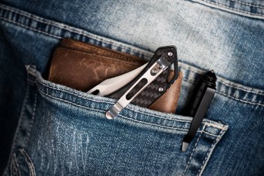 Kotun cebindeki siyah katlama bıçağı..