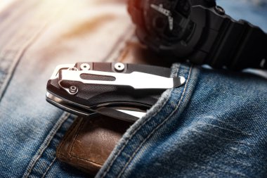 Kotun cebindeki siyah katlama bıçağı..