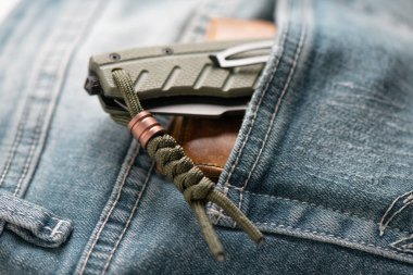 Yeşil katlanır bıçağın üzerindeki titanyum alaşımlı boncukla yeşil halatı kapat..