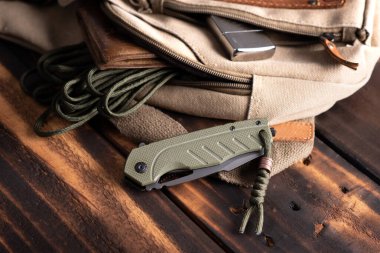 Gri kaplama ve yeşil G10 saplı paslanmaz çelik bıçaklı katlanmış bıçak..