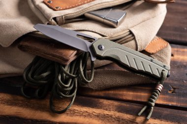 Gri kaplama ve yeşil G10 saplı paslanmaz çelik bıçaklı katlanmış bıçak..