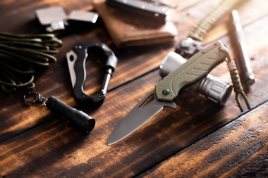 Gri kaplama ve yeşil G10 saplı paslanmaz çelik bıçaklı katlanmış bıçak..