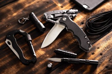 Erkekler için EDC. Siyah katlanan bıçağı paslanmaz çelik bıçakla kapat..