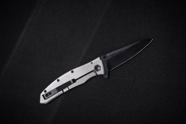 Siyah bıçaklı ve paslanmaz çelik saplı katlanmış bıçak. Erkekler için EDC. 