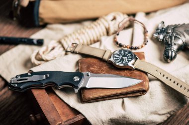 Katlanan bıçağı paslanmaz çelik bıçak ve siyah G10 sapıyla kapat. Erkekler için EDC. 