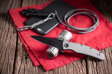 Katlanan bıçağı siyah bıçak ve paslanmaz çelik sapla kapat. Erkekler için EDC. 