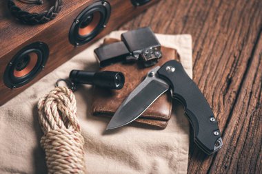 Katlanan bıçağı paslanmaz çelik bıçak ve siyah G10 sapıyla kapat. Erkekler için EDC. 