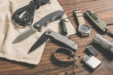 Katlanan bıçağı siyah bıçak ve paslanmaz çelik sapla kapat. Erkekler için EDC. 