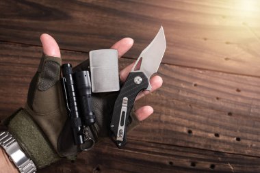 EDC, eldeki erkekler için bir obje. Katlanan bıçağa odaklan.