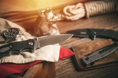 Katlanan bıçağı paslanmaz çelik bıçak ve siyah G10 sapıyla kapat. Erkekler için EDC. 