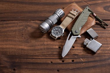 Gri kaplamalı paslanmaz çelik bıçaklı katlanmış bıçak ve korucu yeşil G10 saplı ve diğer EDC 'li erkekler için..