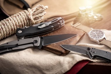 Katlanan bıçağı siyah bıçak ve paslanmaz çelik sapla kapat. Erkekler için EDC. 