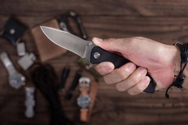 Katlama bıçağı kullanan adam. Katlanan bıçağı elinle kapat. Erkekler için EDC. 