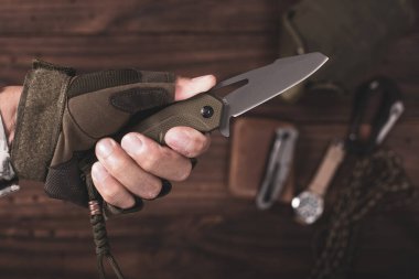 Katlama bıçağı kullanan adam. Katlanan bıçağı elinle kapat. Erkekler için EDC. 