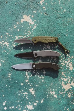 Paslanmaz çelik katlama bıçaklarının çeşitliliği. Erkekler için EDC. 