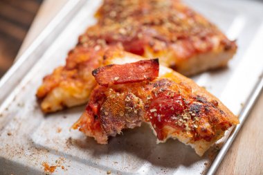 Bir dilim taze pizza yemiş. Bir dilim pizza..