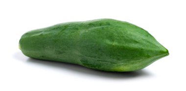 Yeşil papaya beyaz arka planda izole edilmiş. Yeşil papaya, Papaya Salatası 'nın (Tayland yemeği) bileşenlerinden biridir.).