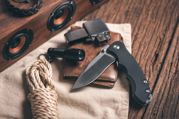 Katlanan bıçağı paslanmaz çelik bıçak ve siyah G10 sapıyla kapat. Erkekler için EDC. 