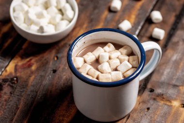 Beyaz diş mineli bardakta sıcak kakao ve marşmelov..