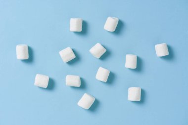 Bir yığın beyaz pofuduk lokum. Beyaz marşmelovu kapat.