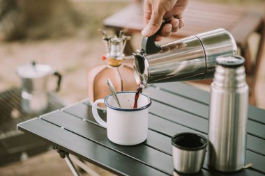 Moka pot 'la kahve yapmak. Moka pot bir kahve makinesidir..