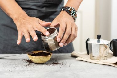 Moka pot 'la kahve yapmak. Moka pot bir kahve makinesidir..