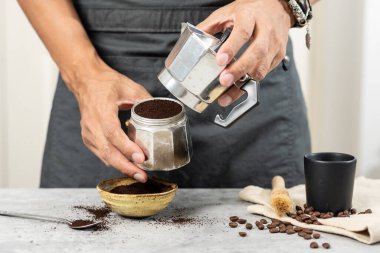 Moka pot 'la kahve yapmak. Moka pot bir kahve makinesidir..