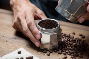 Moka pot 'la kahve yapmak. Moka pot bir kahve makinesidir..