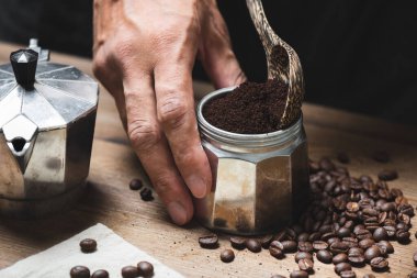 Moka pot 'la kahve yapmak. Moka pot bir kahve makinesidir..