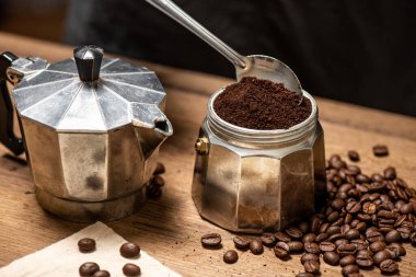 Moka pot 'la kahve yapmak. Moka pot bir kahve makinesidir..