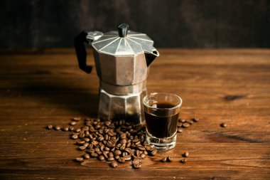 Moka pot 'la kahve yapmak. Moka pot bir kahve makinesidir..