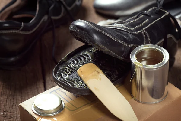 Reparación de zapatos con adhesivo —  Fotos de Stock