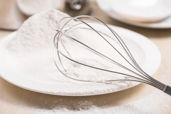 Whisk acostado en la cocina — Foto de Stock