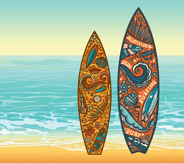 Tablas de surf en una playa. Vacaciones verano . — Vector de stock