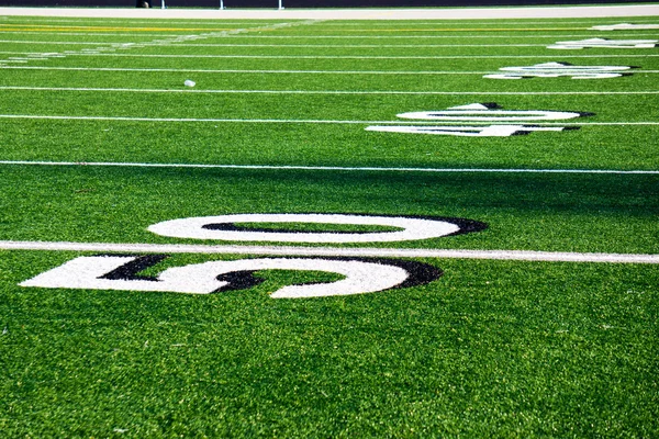 50-Yard-Linie am Fußballplatz — Stockfoto